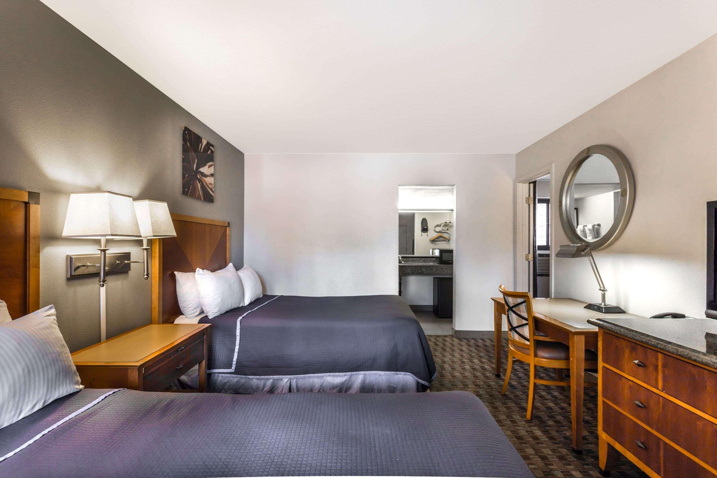 Howard Johnson By Wyndham Scottsdale Old Town Екстериор снимка